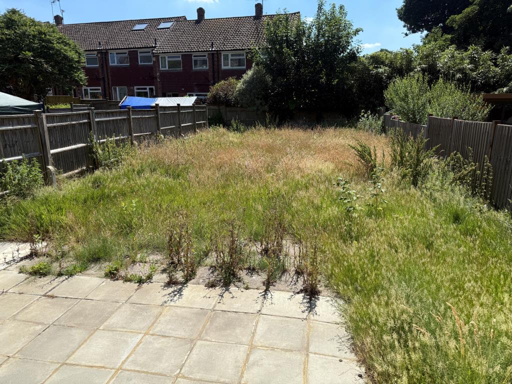 Lot: 170 - SEMI-DETACHED HOUSE IN NEED OF UPDATING -